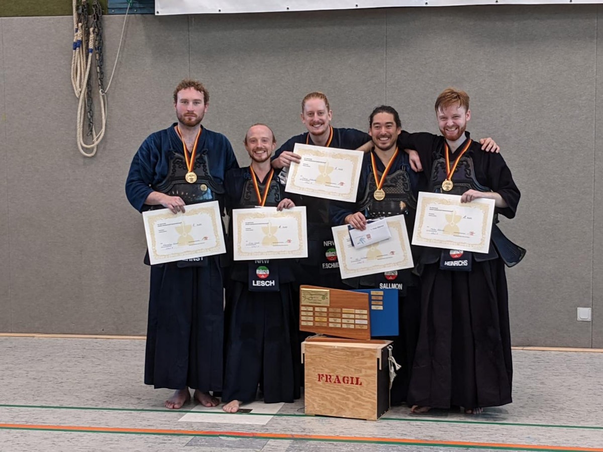 Bei den deutschen Kendo Meistersschaften 2021 holte das Team NRW 1 mit Beteiligung von 4 DJSG Kendoka (Malte, Liam, Max und Kei) den Titel.